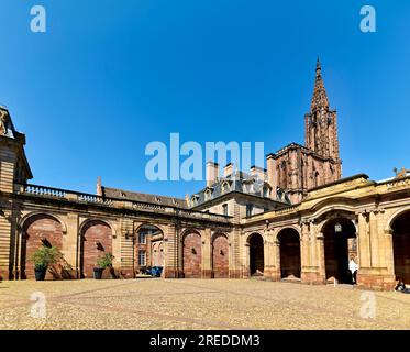 Straßburg Elsass Frankreich. Die Kathedrale Notre Dame vom Palais Rohan aus gesehen Stockfoto