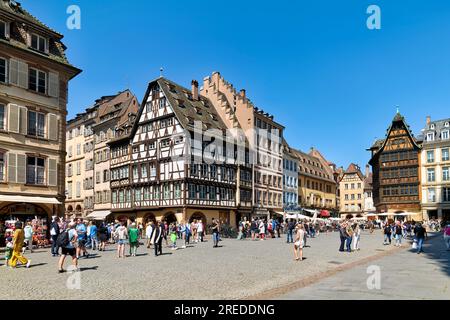 Straßburg Elsass Frankreich. Der farbige Holzrahmen beherbergt den Place du Chateau Stockfoto