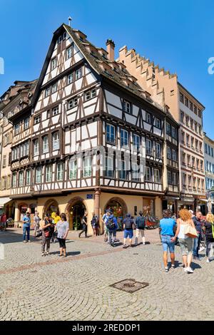 Straßburg Elsass Frankreich. Der farbige Holzrahmen beherbergt den Place du Chateau Stockfoto