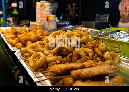 Frittierter Tintenfisch Mit Knoblauch-Street Food In Thailand Stockfoto