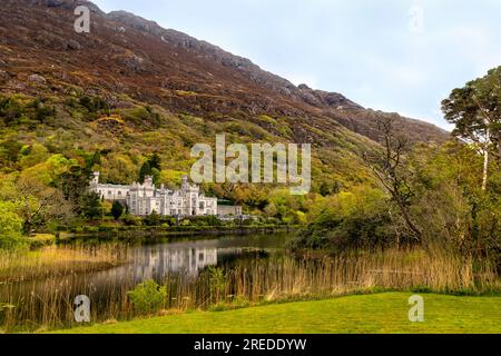 Kylemore Abbey, am Ufer von Lough Pollacappul, Kylemore, Connemara, County Galway, Republik Irland. Stockfoto