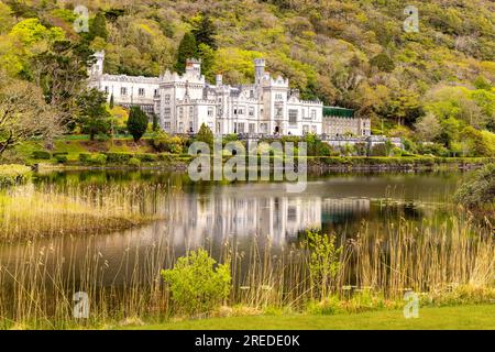 Kylemore Abbey, am Ufer von Lough Pollacappul, Kylemore, Connemara, County Galway, Republik Irland. Stockfoto