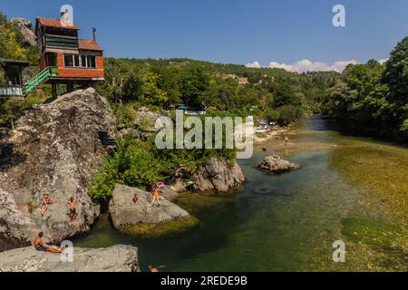 TRESKA, NORDMAZEDONIEN - 10. AUGUST 2019: Personen, die im Fluss Treska in der Nähe des Matka-Canyons in Nordmazedonien schwimmen Stockfoto