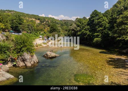 TRESKA, NORDMAZEDONIEN - 10. AUGUST 2019: Personen, die im Fluss Treska in der Nähe des Matka-Canyons in Nordmazedonien schwimmen Stockfoto