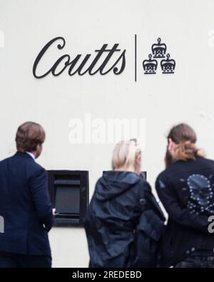 London, Großbritannien. 27. Juli 2023 Leute passieren die Coutts Bank am Strand. Die NatWest Group hat angekündigt, dass Peter Flavel, Geschäftsführer von Coutts, der Privatbank, die Nigel Farages Konto geschlossen hat, unverzüglich zurücktreten wird. Der ehemalige UKIP-Führer hat zugesagt, sich weiterhin für die Schließung von Bankkonten und die Redefreiheit einzusetzen, was ebenfalls zum Ausscheiden von Frau Alison Rose, Chief Executive Dame von NatWest, führte. Kredit: Stephen Chung / Alamy Live News Stockfoto