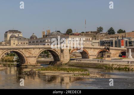 Nationaltheater, Museum des mazedonischen Kampfes und die Steinbrücke in Skopje, Nordmazedonien Stockfoto