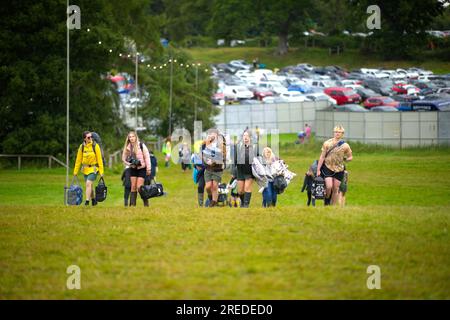 Fans kommen zum Belladrum Festival für ein Wochenende voller Musik. Stockfoto