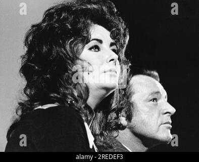 Elizabeth Taylor und Richard Burton fotografierten im Oktober 1970 in CINEMA CITY - eine Ausstellung von 75 Jahren bewegender Bilder im Round House, London NW1 Stockfoto