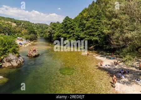 TRESKA, NORDMAZEDONIEN - 10. AUGUST 2019: Personen, die im Fluss Treska in der Nähe des Matka-Canyons in Nordmazedonien schwimmen Stockfoto