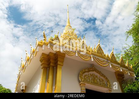 Wunderschönes goldenes Haus für religiöse Verehrung in der Religion des Buddhismus. Der goldene Schrein oder das Geisterhaus in Thailand, das wie ein Tempel aussieht. A tr Stockfoto