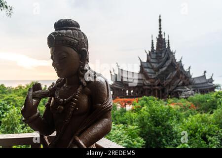 Heiligtum der Wahrheit, Pattaya, Thailand, hölzerner Tempel am Meer bei Sonnenuntergang am Strand von Pattaya. Tempel der Wahrheit in Thailand Stockfoto