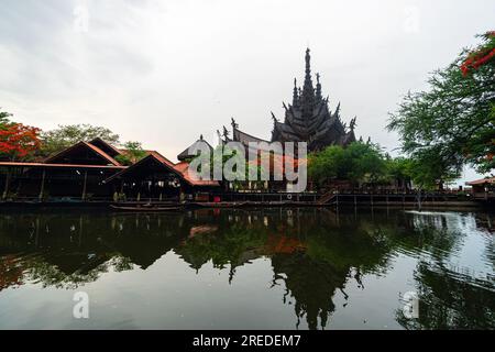 Heiligtum der Wahrheit, Pattaya, Thailand, hölzerner Tempel am Meer bei Sonnenuntergang am Strand von Pattaya. Tempel der Wahrheit in Thailand Stockfoto