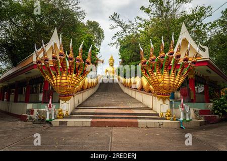 Wunderschöne Aussicht auf den Big Buddha Hill in Pattaya, Thailand. Die Treppe zum Großen Buddha Stockfoto