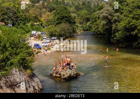 TRESKA, NORDMAZEDONIEN - 10. AUGUST 2019: Personen, die im Fluss Treska in der Nähe des Matka-Canyons in Nordmazedonien schwimmen Stockfoto