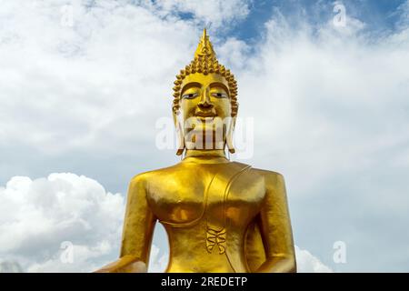 Große goldene buddha-Statue auf einem Berg mit Wolken am Morgen in Pattaya, Thailand. Stockfoto