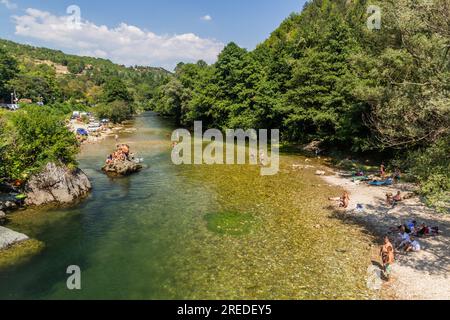 TRESKA, NORDMAZEDONIEN - 10. AUGUST 2019: Personen, die im Fluss Treska in der Nähe des Matka-Canyons in Nordmazedonien schwimmen Stockfoto