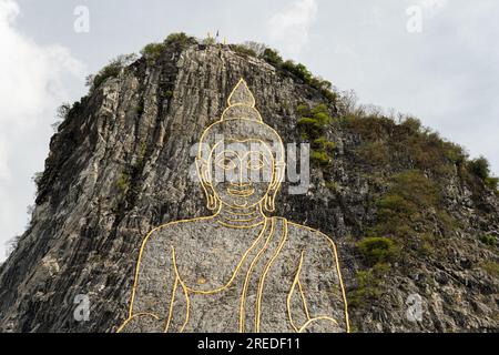 Buddha Mountain Khao Chi Chan Sattahip District, Chon Buri, Thailand Es wurde zu Ehren seiner Majestät König Bhumibol anlässlich seines Goldenen Jubiläums erbaut Stockfoto