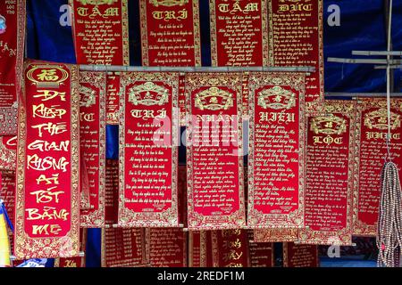 Die wichtige und berühmte buddhistische Pagode Thien Tru, auch Parfümpagode genannt, in der Nähe von My Duc in Vietnam Stockfoto