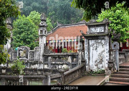 Die wichtige und berühmte buddhistische Pagode Thien Tru, auch Parfümpagode genannt, in der Nähe von My Duc in Vietnam Stockfoto