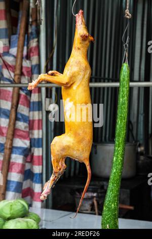 Lebensmittelmarkt in der buddhistischen Pagode Thien Tru, auch Parfümpagode genannt, in der Nähe von My Duc in Vietnam Stockfoto