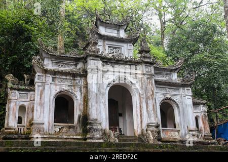 Die wichtige und berühmte buddhistische Pagode Thien Tru, auch Parfümpagode genannt, in der Nähe von My Duc in Vietnam Stockfoto