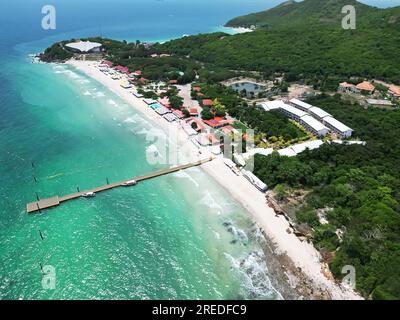 Wunderschöner Landschaftsblick auf Samae Beach am Khao Nha Yak Aussichtspunkt Koh lan Pattaya. Die Insel Koh lan ist eine berühmte Insel in der Nähe von Pattaya City Thailand Stockfoto