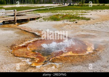 Taschentuch-Pool, Black Sand Basin, Yellowstone-Nationalpark, Wyoming, Vereinigte Staaten von Amerika Stockfoto