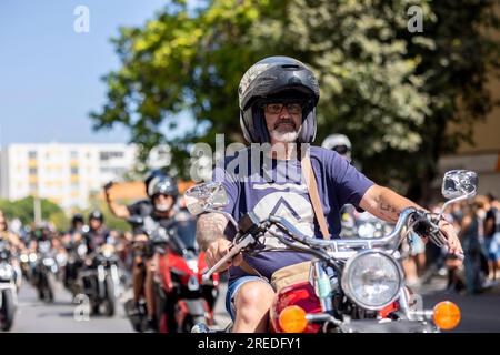 FARO, PORTUGAL - 24. JULI 2023: Parade mehrerer Motorradfahrer auf der Straße zum Internationalen Motorradfestival 41. als Abschied für das nächste Stockfoto