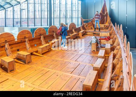 Schiffsdeck Myklebust, Sagastad Vikingcenter (Wikingschiffmuseum), Sjøgata, Nordfjordeid, Vestland County, Norwegen Stockfoto