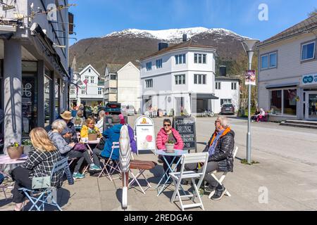 Outdoor Cafe im Stadtzentrum, Eidsgata, Nordfjordeid, Vestland County, Norwegen Stockfoto