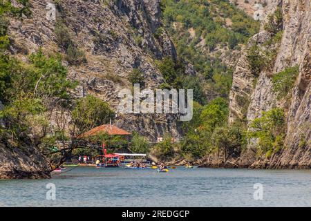 MATKA, NORDMAZEDONIEN - 10. AUGUST 2019: Bootsfahrt im Matka Canyon in Nordmazedonien Stockfoto