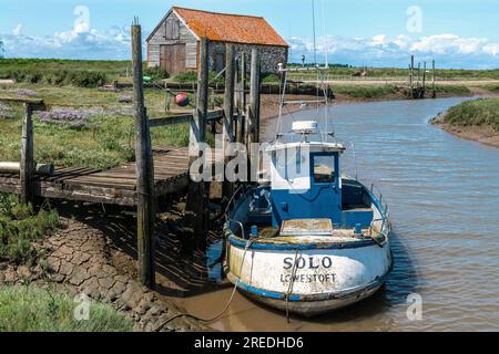 Der Steinkohlenschuppen wurde für die Lagerung aufgegeben, als Kohle bei Flut von der Küste auf Lastkähnen für die dortigen thornham-Einwohner in den Flüssen heraufgebracht wurde. Stockfoto