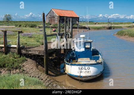 Der Steinkohlenschuppen wurde für die Lagerung aufgegeben, als Kohle bei Flut von der Küste auf Lastkähnen für die dortigen thornham-Einwohner in den Flüssen heraufgebracht wurde. Stockfoto