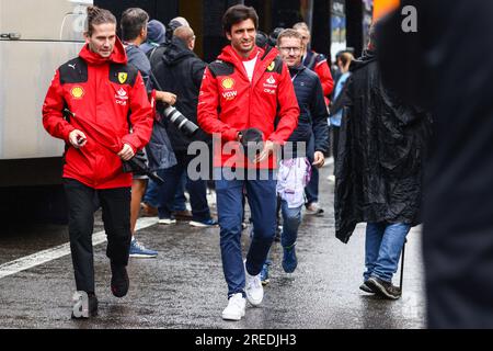 Spa, Belgien. 27. Juli 2023. Carlos Sainz von Ferrari vor dem F1 Grand Prix von Belgien auf dem Circuit de Spa-Francorchamps am 27. Juli 2023 in Spa, Belgien. (Kreditbild: © Beata Zawrzel/ZUMA Press Wire) NUR REDAKTIONELLE VERWENDUNG! Nicht für den kommerziellen GEBRAUCH! Stockfoto