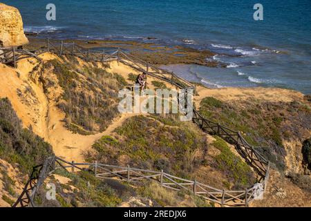 Blick aus der Nähe auf die wunderschöne Küstengegend von Olhos de Agua an der Algarve, Portugal. Stockfoto