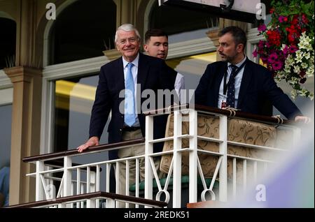 Der ehemalige Premierminister Sir John Major beobachtet während des ersten Tages eines der fünften Testspiele der LV= Insurance Ashes Series im Kia Oval, London, von einem Balkon aus. Foto: Donnerstag, 27. Juli 2023. Stockfoto