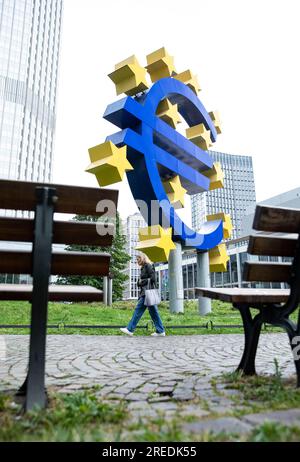 Frankfurt, Deutschland. 27. Juli 2023. Dieses Foto wurde am 27. Juli 2023 aufgenommen und zeigt das Euro-Zeichen in Frankfurt. Die Europäische Zentralbank (EZB) hob ihre Leitzinsen am Donnerstag um 25 Basispunkte an, um die Inflation einzudämmen. Kredit: Zhang Fan/Xinhua/Alamy Live News Stockfoto