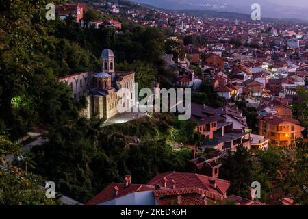 Abendlicher Blick aus der Vogelperspektive auf die serbisch-orthodoxe Heilige Kirche in Prizren, Kosovo Stockfoto