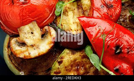 Gebackenes Gemüse, Tomaten, Auberginen, Zucchini-Süßpfeffer und Champignon-Pilze Stockfoto