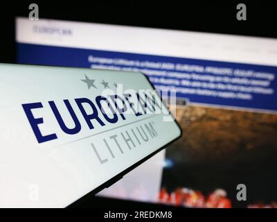 Mobiltelefon mit Logo des Bergbauunternehmens European Lithium Limited auf dem Bildschirm vor der Unternehmenswebsite. Fokus auf die Mitte links des Telefondisplays. Stockfoto