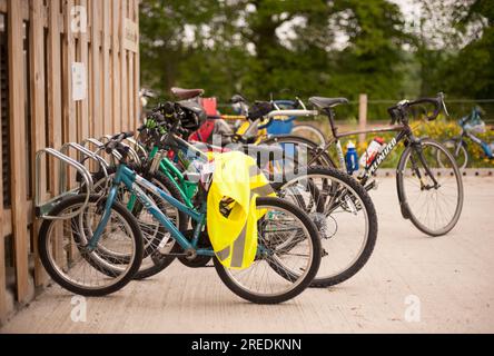 Reihen von Fahrrädern stehen am Fahrradparkplatz in Blair Drummond, Stirling, Schottland, auf der Briarlands Farm Family Run für Kinder und Erwachsene bereit Stockfoto