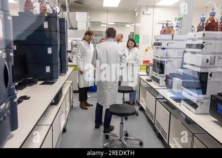 Mainz, Deutschland. 27. Juli 2023. Bundesforschungsministerin Bettina stark-Watzinger (l) und Daniela Schmitt (r), Wirtschaftsministerin von Rheinland-Pfalz, stehen in einer Abteilung, in der die Qualitätssicherung mRNA-basierter Therapien in der Krebsbehandlung bei ihrem Besuch beim Mainzer Impfstoffhersteller BioNTech überprüft wird. Kredit: Helmut Fricke/dpa/Alamy Live News Stockfoto