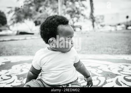 Porträt eines afrikanischen Neugeborenen, das sich umsieht, Schwarzweißfoto Stockfoto