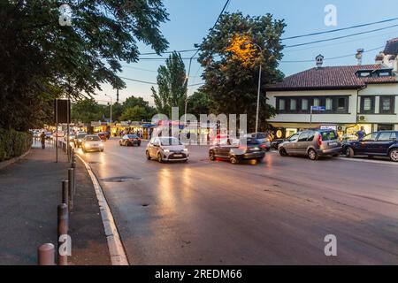PRISTINA, KOSOVO - 13. AUGUST 2019: Abendlicher Straßenverkehr in Pristina, Kosovo Stockfoto