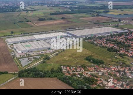 Luftaufnahme eines Logistikzentrums in Ullo, Ungarn Stockfoto