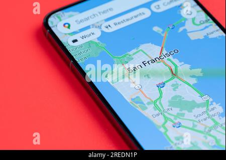 New York, USA - 21. Juli 2023: Autoverkehr in San Francisco auf google Maps in der Nahaufnahme des Smartphone-Bildschirms Stockfoto