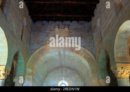 Innere der Visigotischen Kirche San Juan Bautista, gegründet 661 v. Chr. Das Hotel befindet sich in der Kleinstadt Venta de Baños im Viertel Cerrato. Provinz Palen Stockfoto