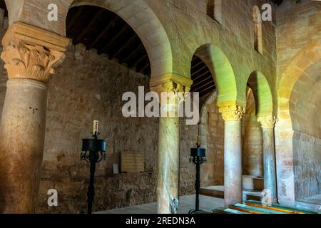 Innere der Visigotischen Kirche San Juan Bautista, gegründet 661 v. Chr. Das Hotel befindet sich in der Kleinstadt Venta de Baños im Viertel Cerrato. Provinz Palen Stockfoto