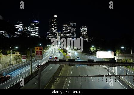 Ein allgemeiner Überblick über den Eastern Distributor M1, der nach Sydney führt. Foto: Donnerstag, 27. Juli 2023. Stockfoto