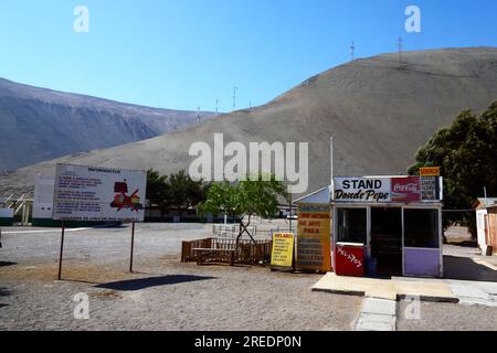 Lebensmittelkiosk und Gesundheitsministerium unterzeichnen Warnung vor dem Transport von Lebensmitteln und frischen Produkten ohne die richtigen Papiere an der Kontrollstelle, Cuya, Chile Stockfoto